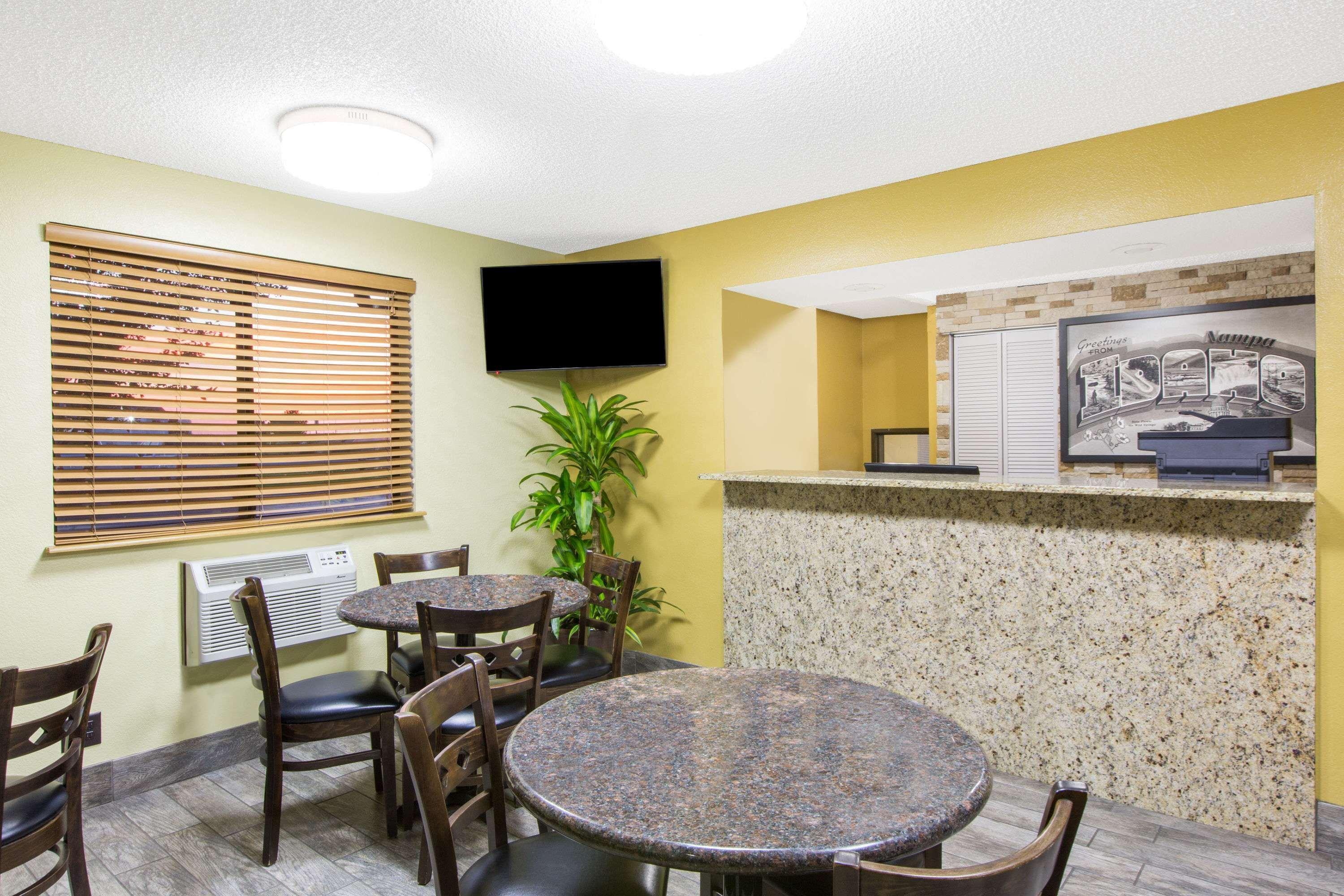 Super 8 By Wyndham Nampa Hotel Exterior photo