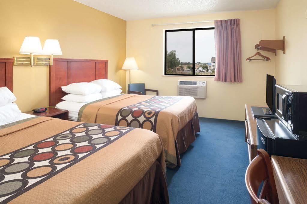 Super 8 By Wyndham Nampa Hotel Exterior photo